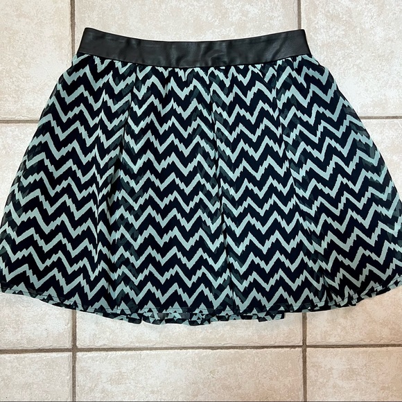 NWOT BCBGeneration Black Teal Chevron Print Pleated Mini Skirt - Picture 8 of 11